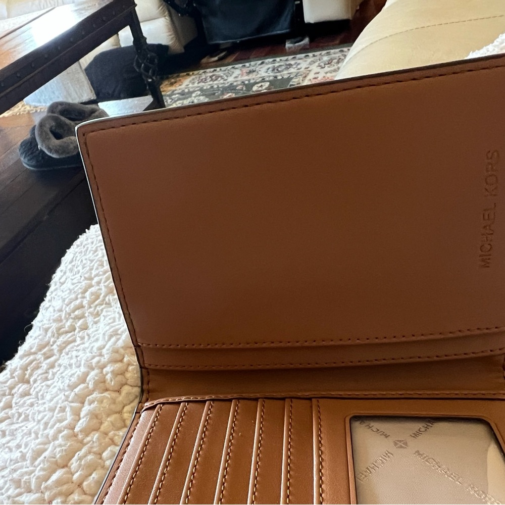 Brand new Michael Kors Bi-fold card wallet - Picture 4 of 7